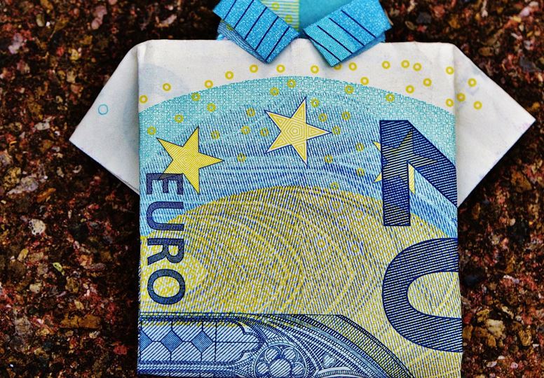 Protecting the euro against counterfeiting Folded t-shirt that looks like euro banknote