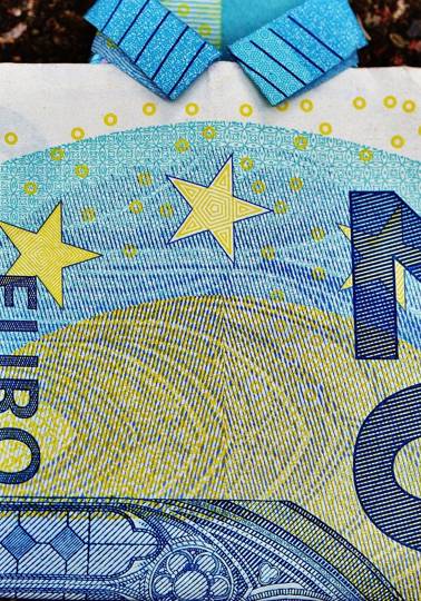 Protecting the euro against counterfeiting Folded t-shirt that looks like euro banknote